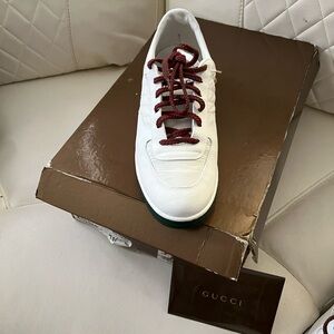 Meet your Posher, shoefiend